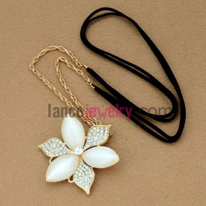 Sweet flower model chain necklace decorated with rhinestone & cat eye