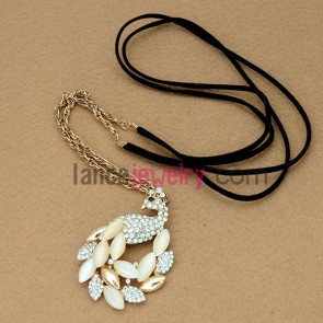Beautiful zinc alloy chain necklace with rhinestone peacock model decoration