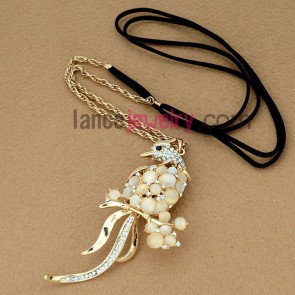 Unique zinc alloy chain necklace decorated with a bird model and cat eye