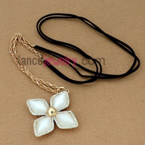 Simple sweater chain necklace decorated with a cat eye flower