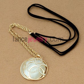 Simple circle model pendant decorated chain necklace