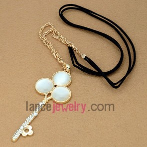 Delicate zinc alloy chain necklace with cat eye and rhinestone key model decoration