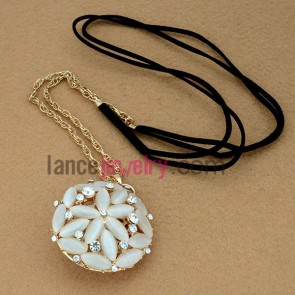 Exquisite cat eye decoration chain necklace with flower model