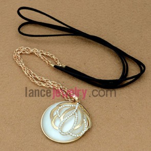 Simple sweater chain necklace with a circle model decoration