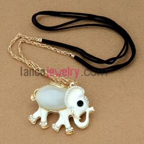 Pleasant chain necklace decorated with an elephant model pendant