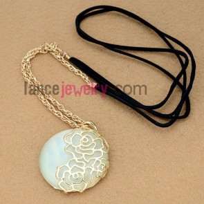 Beautiful chain necklace with hollowed pattern decoration
