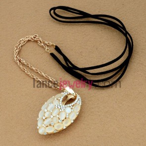 Attractive chain necklace with cat eye & rhinestone decoration