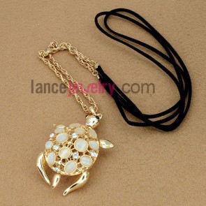 Lively turtle model decorated chain necklace