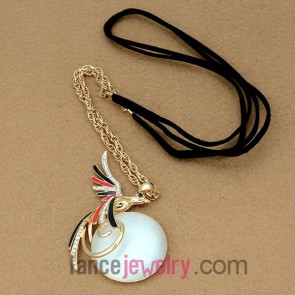 Mysterious zinc alloy chain necklace with bird model and cat eye decoration