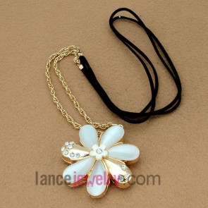 Fashion zinc alloy chain necklace decorated with cat eye flower