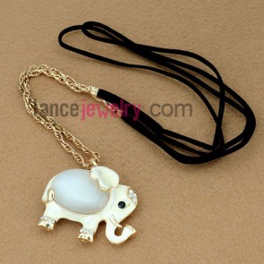 Fashion cat eye chain necklace decorated with an elephant model