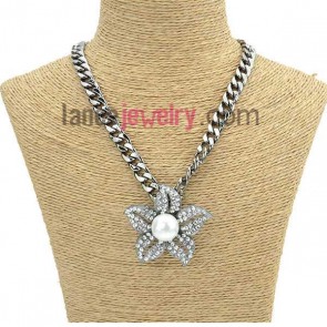 Nice sweater chain with flower design pendant