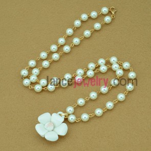 White resin flower pearl necklace