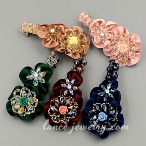 Delicate flower shape hair clip with crystal decoration