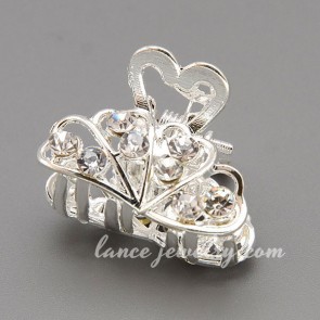 Glittering rhinestone decorated heart-shaped hair claw 