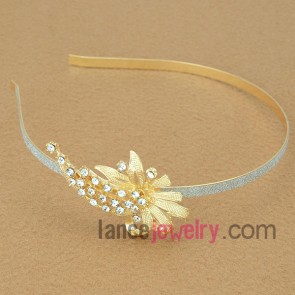 Romantic hair band with iron and zinc alloy decorated golden flower model with rhinestone and pearl powder