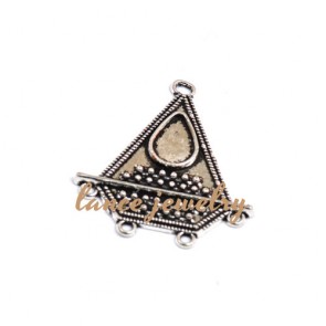 Zinc alloy pendant, a 36mm triangle pendant, five circles on the edge and small globes on the face