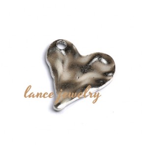 Zinc alloy pendant, a 31mm love shaped pendant with plain face