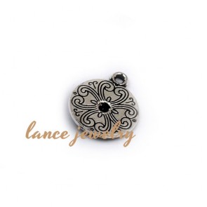 Zinc alloy pendant, a 14mm round pendant with flower patterns printed on the face and a hole in the middle 