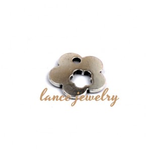 Zinc alloy pendant, a 15mm flower shaped pendant with air core in the midlle shaped a small flower and a small hole