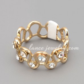 Gold ring with transparent rhinestone in the circle shape 