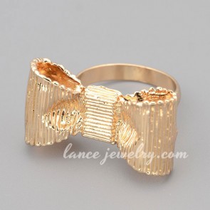 Sweet ring with zinc alloy in bowknot shape 