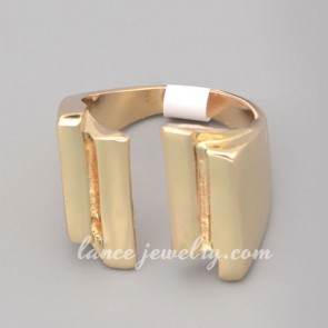 Trendy ring with gold zinc alloy decorated 