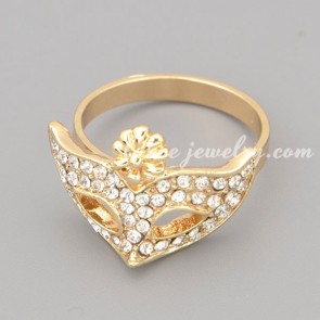 Trendy ring with many shiny rhinestone in the fox shape
