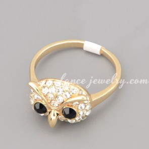 Fashion ring with many shiny rhinestone in the bird shape