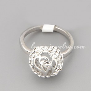 Cute ring with many shiny rhinestone in the flower shape