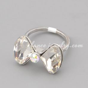 Mignon ring with many rhinestone in the bowknot shape