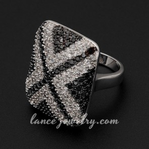 Attractive cubic zirconia decorated the alloy ring 