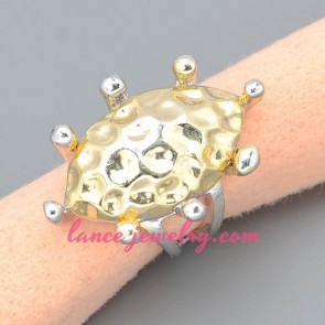 Shiny ring with golden zinc alloy decoration