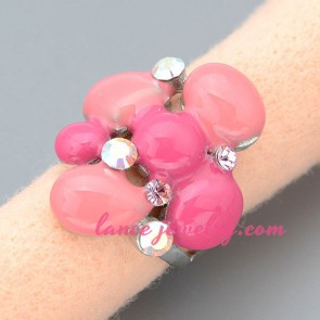 Sweet ring with pink zinc alloy decoration