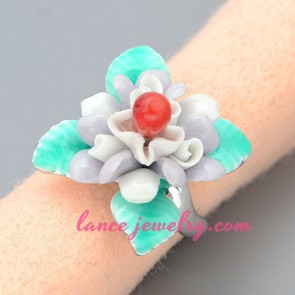 Dazzling ring with flower model decoration
