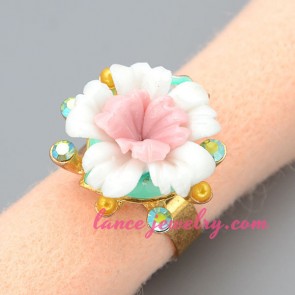 Pure white flower model decorated ring