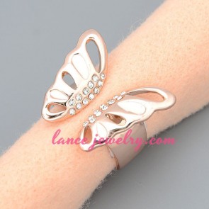 Shiny ring with golden zinc alloy in the butterfly model