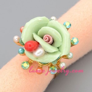 Shiny green flower model decorated ring