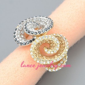 Personality ring with spin model decoration 