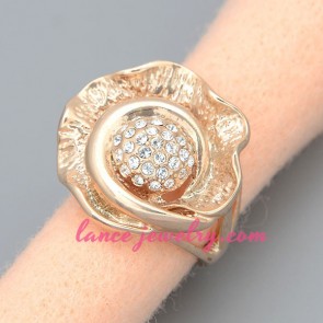 Shiny golden zinc alloy in the special sahpe decorated ring