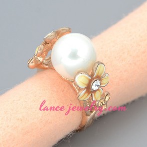 Sweet ring with small size flower model & ABS bead decoration 