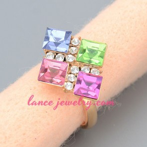Different color rhinestone in the quadrate model decorated ring