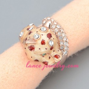 Personality ring with little leopard model decoration