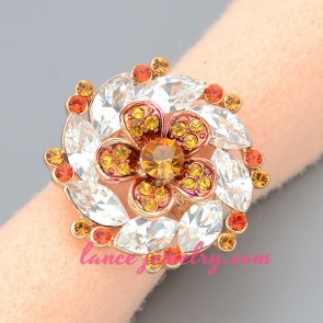 Dazzling ring with cute flower model decoration