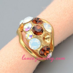 Fashion ring with different size glass drill decoration 