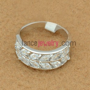 Distinctive platinum color ring with leaves shape decoration
