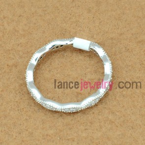 Distinctive circle shape brass ring decorated with platinum plating