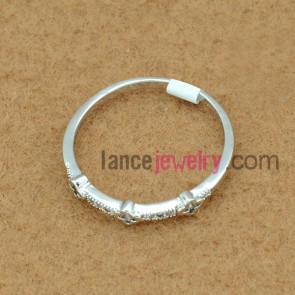 Attractive circle ring with flower shape decoration