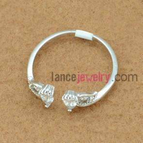 Delicate circle shape ring