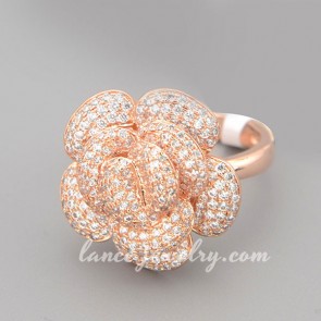 Romantic ring with shiny cubic zirconia in the cute flower shape